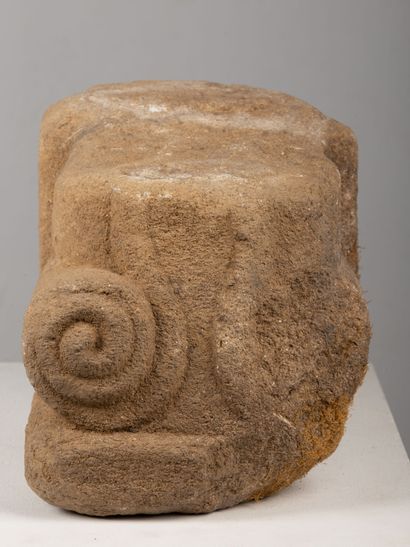 null 
Antique stone capital.





Gallo-Roman or pre-roman art.





H_23,5cm L_36...