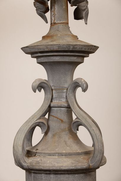 null Large zinc finial with weathervane.

Second half of the 19th century

H_274...