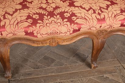  Canapé à oreilles en bois mouluré et sculpté. 
Epoque Louis XV. 
Garniture de tissu...