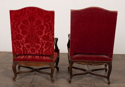 null Pair of high-backed armchairs in molded and carved wood. 

The curved back,...