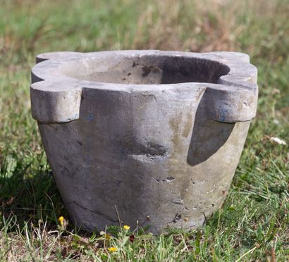 null Mortar in marble, with four ears.

H_31 cm D_55 cm , Accident restored



This...