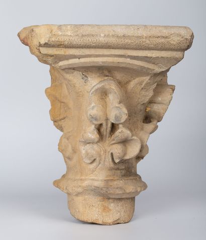 null Limestone capital, decorated with foliage.

XIIIth century.

H_32 cm L_27 cm,...
