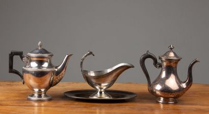 null Sauceboat helmet and two teapots in silver plated metal.

A teapot of the Boulanger...