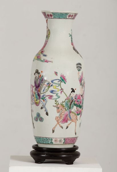 null CHINE.

Vase en porcelaine à décor de la famille rose de personnages et d'immortels.

Marqué...