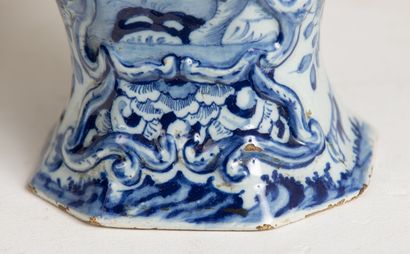 null DELFT.

Vase couvert en faïence à décor en camaïeu bleu.

XVIIIème siècle.

H_43...