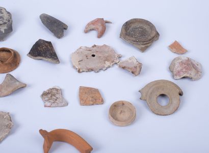 null 
Set of pottery and fragments of ancient pottery. 




L(max)_20.5 cm.



The...