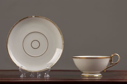 null PARIS.

Set in white and gold porcelain, figured, including : 

- six cups,...