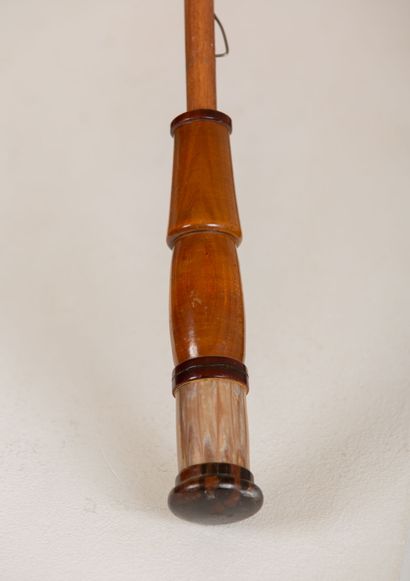 null Ombrelle en bois, corne et tissu.

Vers 1920-30.

H_58 cm D_67 cm ouvert