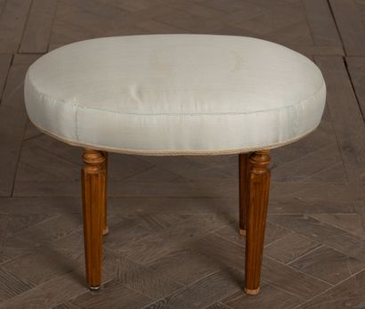 null Oval stool in molded wood, the tapered legs with cut sides. 

Beginning of the...