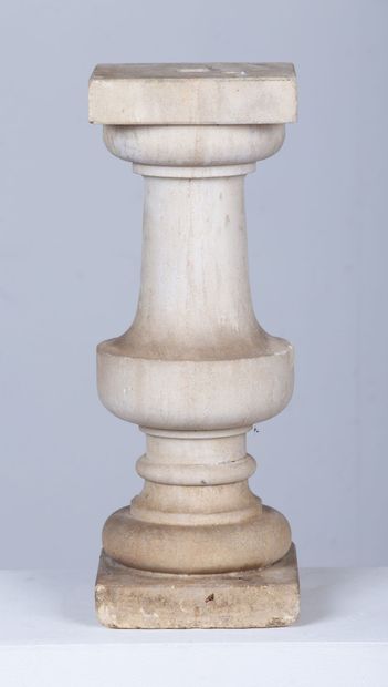 null Baluster foot in stone.

H_50 cm L_19 cm P_19 cm

This lot does not come from...