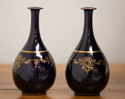 null Pair of porcelain vases with deep blue background, gold decoration.

About 1900.

H_19,5...