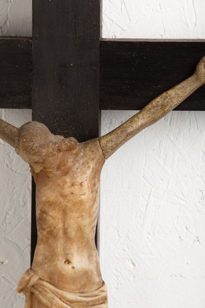 null Christ en albâtre.

Sicile, XVIIème siècle.

Présenté sur une croix en bois.

H_...