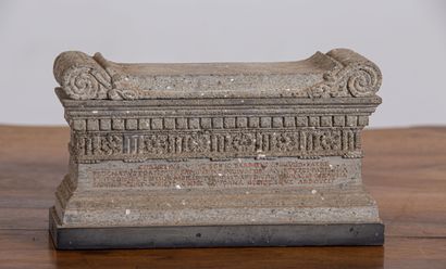 Sarcophage formant boîte en pierre et marbre...