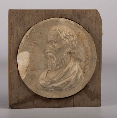 null Médaillon en marbre figurant Arnaud de Villeneuve.

XVIIIème siècle.

D_ 13,5...