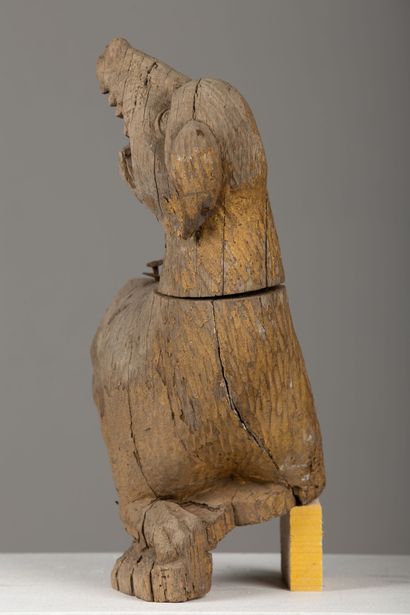 null Chien en bois sculpté et doré.

Élément d'une figure de Diane.

XVIIème siècle.

H_35...