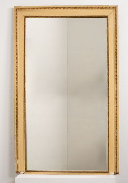 null Miroir de trumeau en bois laqué et stuc doré.

Vers 1900.

H_149 cm L_120.5...