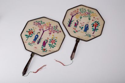 null CHINA, Canton.

Pair of blackened and gilded wood fans, the leaves decorated...
