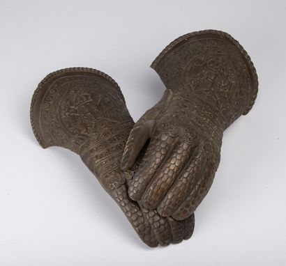 null Deux gants d'armure en bronze à patine médaille.

XIXème siècle.

H_32 cm L_14,5...