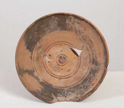 null ASIA MINOR. 

Ceramic bowl on foot with black and red slip. 

H_14 cm D_27.5...