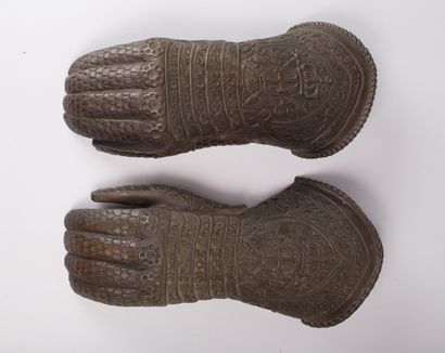 null Deux gants d'armure en bronze à patine médaille.

XIXème siècle.

H_32 cm L_14,5...