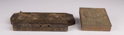 null Two marks in carved wood, one of them with a coat of arms, bad condition (xylophagous)

H_15,5...