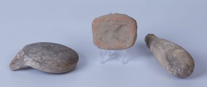 null 
Ensemble de trois céramiques antiques comprenant un flacon, une tasse à anse...