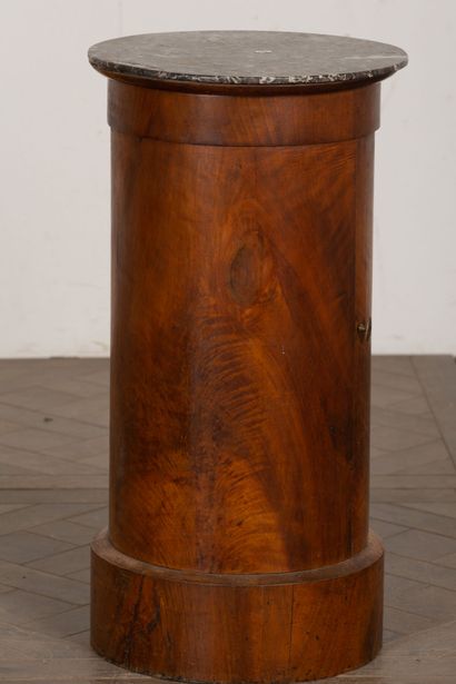 null Somno in mahogany and mahogany veneer, marble top.

It opens with a leaf.

XIXth...