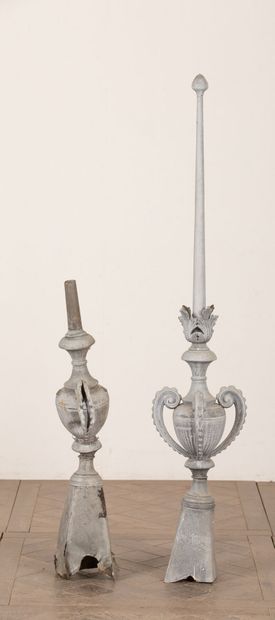 null Two zinc finials.

Second half of the 19th century.

H_154 cm L_29 cm.

H_92...