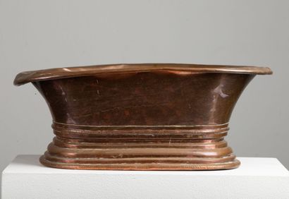 null Fountain and basin in copper, on a wooden support.

19th century.

Fountain...