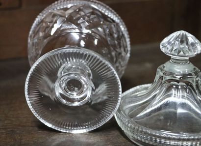 null Paire de drageoirs couverts en cristal.

XIXème siècle.

H_16.5 cm D_10 cm