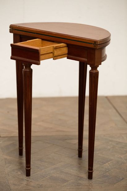 null Petite console pouvant former table à jeux.

Style Louis XVI.

H_73 cm L_60...