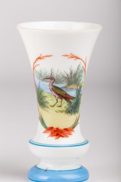 null Paire de vases cornets en opaline à décor polychrome d'oiseaux.

Epoque Napoléon...