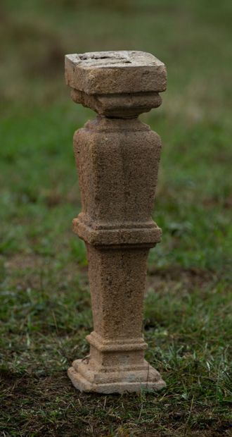 null Foot baluster ringed stone, detached upper part.

H_78 cm W_18 cm D_18 cm ,...