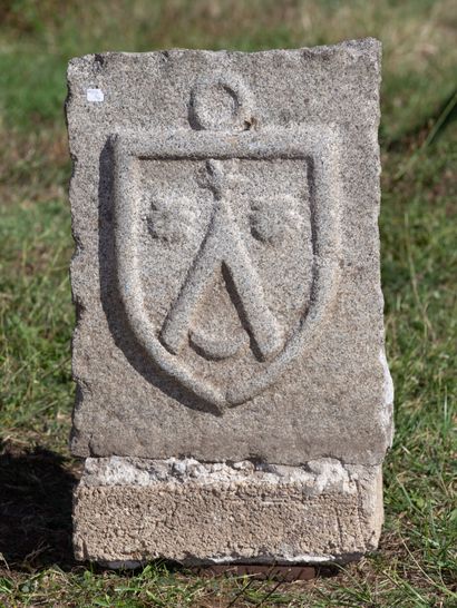 null Stone coat of arms.

Breton work of the XIXth century.

H_70 cm W_39 cm D_17...
