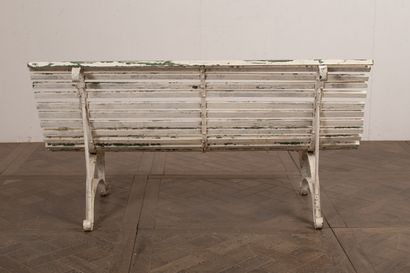 null Pair of iron and lacquered wood benches.

Around 1900.

H_80 cm W_170 cm D_63...