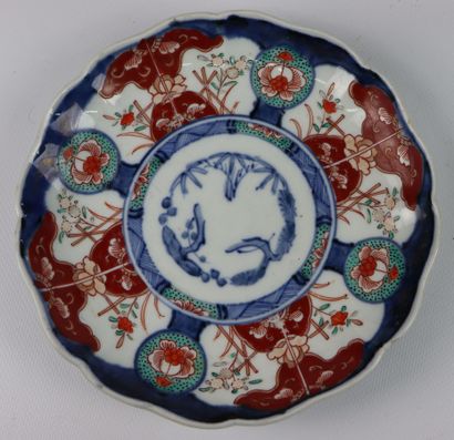 null JAPAN, Imari.

Four plates and a dish in porcelain with red and blue polychrome...