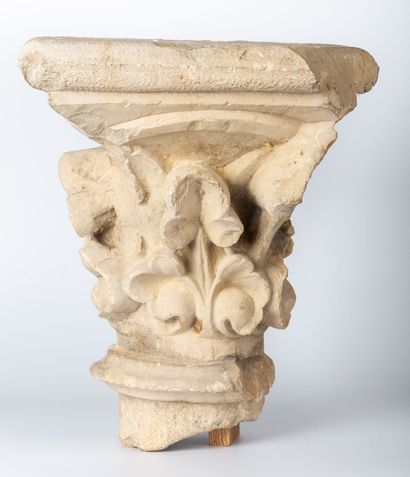 null Limestone capital, decorated with foliage.

XIIIth century.

H_32 cm L_27 cm,...