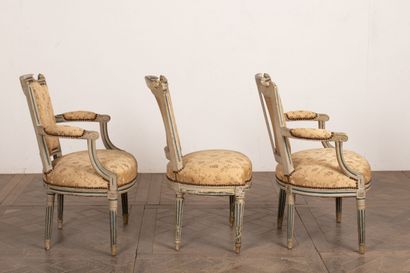 null Paire de fauteuils et chaise en bois laqué, rechampi bleu.

Époque Louis XVI.

H_86...