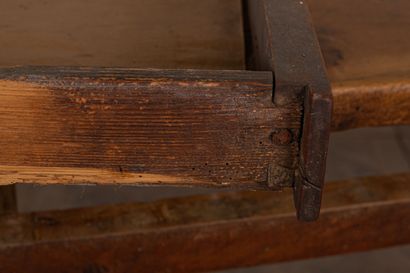 null Oak farm table opening to a drawer in belt. 

The feet joined by a strut.

Eighteenth...