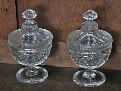 null Paire de drageoirs couverts en cristal.

XIXème siècle.

H_16.5 cm D_10 cm