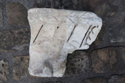 null Architectural element in carved stone with foliage decoration. 

H_30 cm L_34...