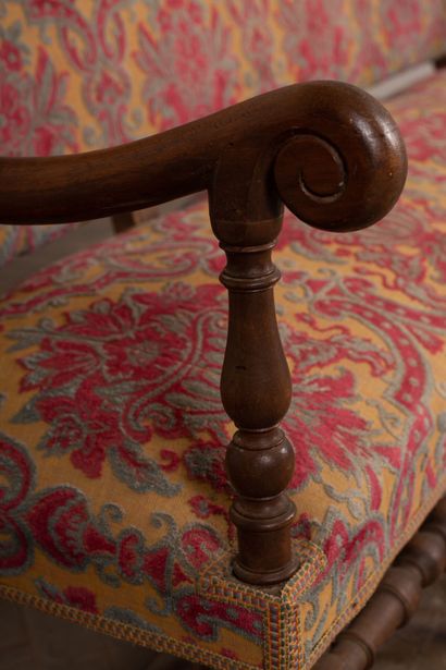 null Bench in turned and molded wood, with high back.

Louis XIII period.

H_112,5...