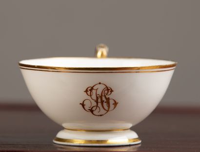 null PARIS.

Set in white and gold porcelain, figured, including : 

- six cups,...