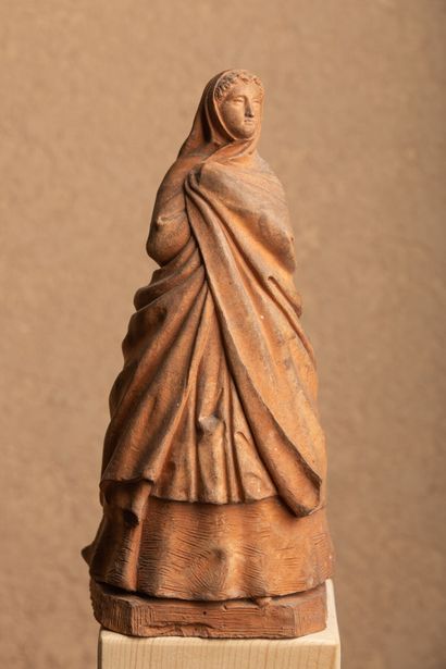 null Terracotta sculpture in the style of the tanagras. 

19th century.

H_31,5 cm...
