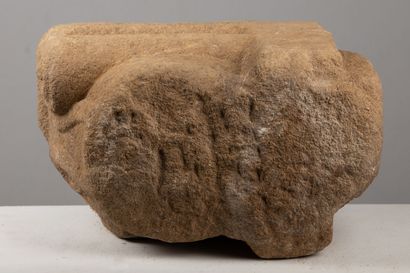 null 
Antique stone capital.





Gallo-Roman or pre-roman art.





H_23,5cm L_36...