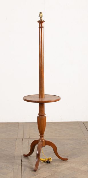 null House MALABERT.

Floor lamp in mahogany, tripod, with intermediate shelf.

H_160...