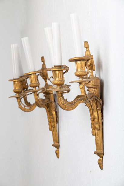 null Pair of gilt bronze sconces with three lights. 

The shaft with a filleted column...