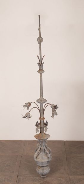 null Large zinc finial with weathervane.

Second half of the 19th century

H_274...