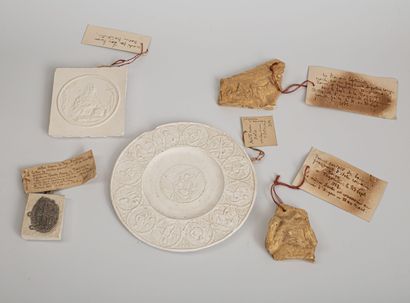 null Set of antique plaster casts, with 19th century labels.

D(paten)_ 18 cm.