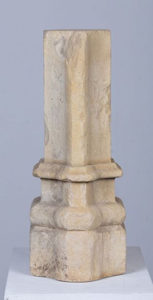 null Lower part of a stone column.

H_51 cm W_26 cm D_20.5 cm 



This lot does not...